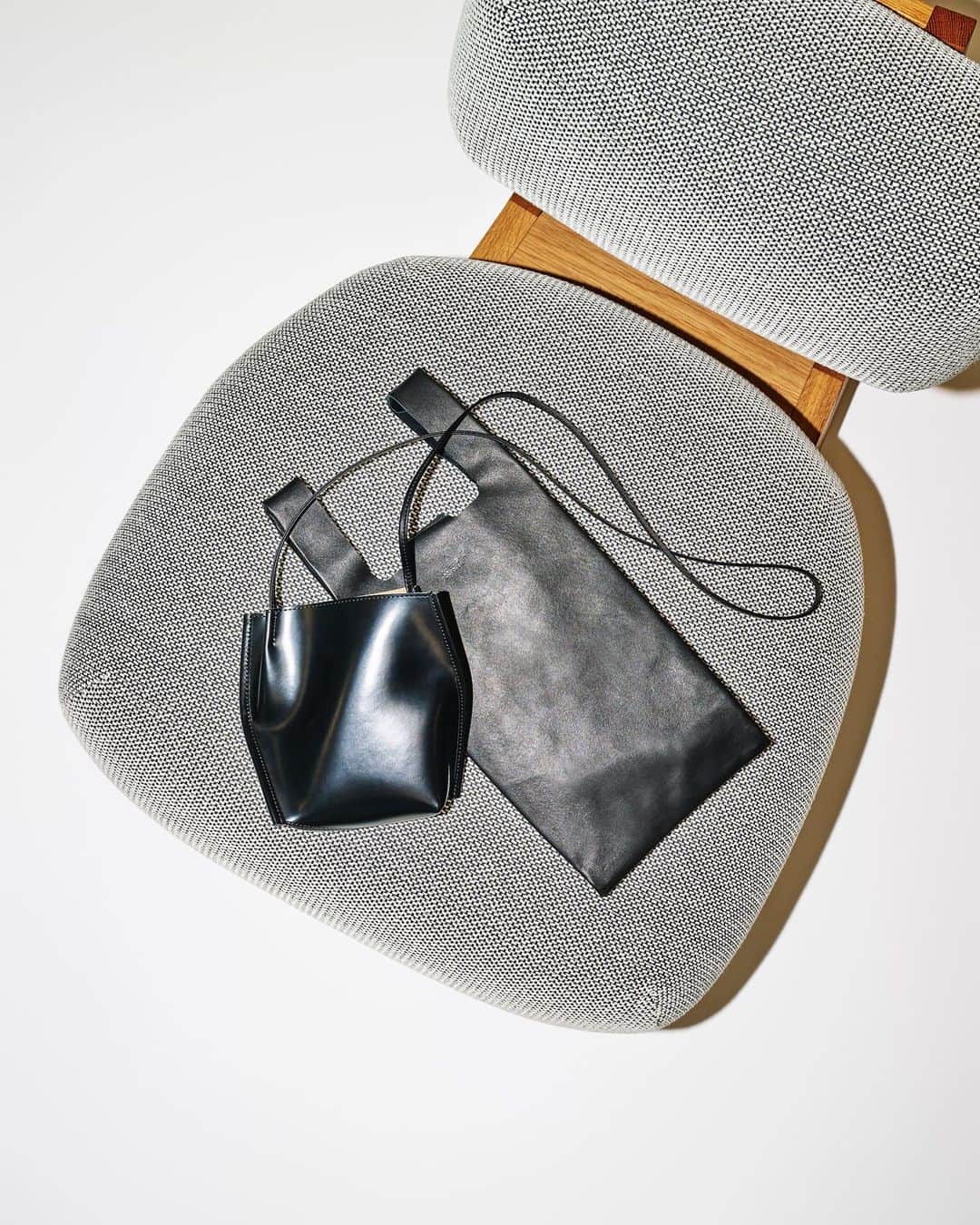 LOVELESS/GUILD PRIME 公式アカウントのインスタグラム：「『 FEATURE 』  SUMMER MUST BUY vol.1 -MEN- 夏に向けたバイヤーレコメンドアイテム  【COURTNEY ORLA】SLOPE TOTE mini/SEVEN SHOPPER s  22S/Sよりデビューした新鋭のバックブランド「COURTNEY ORLA(コートニーオーラ)」をピックアップ。あえて傷を残したままの革を使用したり、植物繊維を活かしたPVCなど、自然のままを独特なフォルムのバッグに落とし込んでいます。  左：2枚から成る底と側面のマチが斜めに縫い合わされた独特なフォルムはブランドのシグネチャー。細めのショルダーが合わせるスタイルを選ばない。 右：マグネットで閉じることができるショッパーバッグ。馬革を使用しており、走っていたことで成るキズをそのままデザインに落とし込んでいる。 カジュアルで楽ちんなスタイリングになりがちですが、上品見えするバッグを合わせてきれいめスタイルも楽しみたいところ。荷物も少なめになってきた今には、これくらいの大きさがGOODです。  Bag(left) ￥19,800 (631-82-151-09) Bag(right) ￥23,100 (631-82-152-09)」
