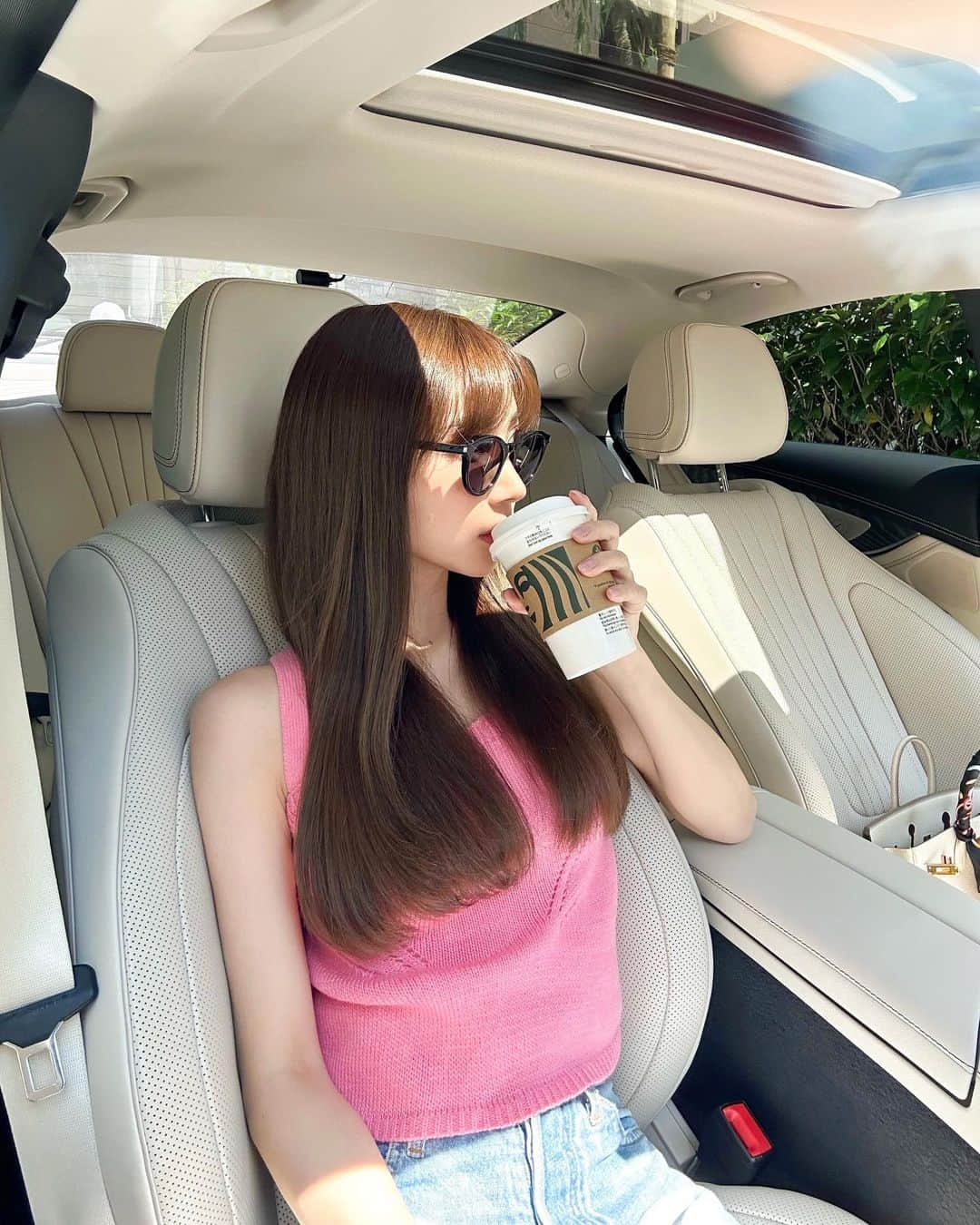 岡部あゆみさんのインスタグラム写真 - (岡部あゆみInstagram)「🥤🌷🌸💐💞✨ 車の中で日向ぼっこ好き🤍 3枚目は今日使ったコスメ詳細💄📄」5月16日 18時21分 - ayumi_okabe