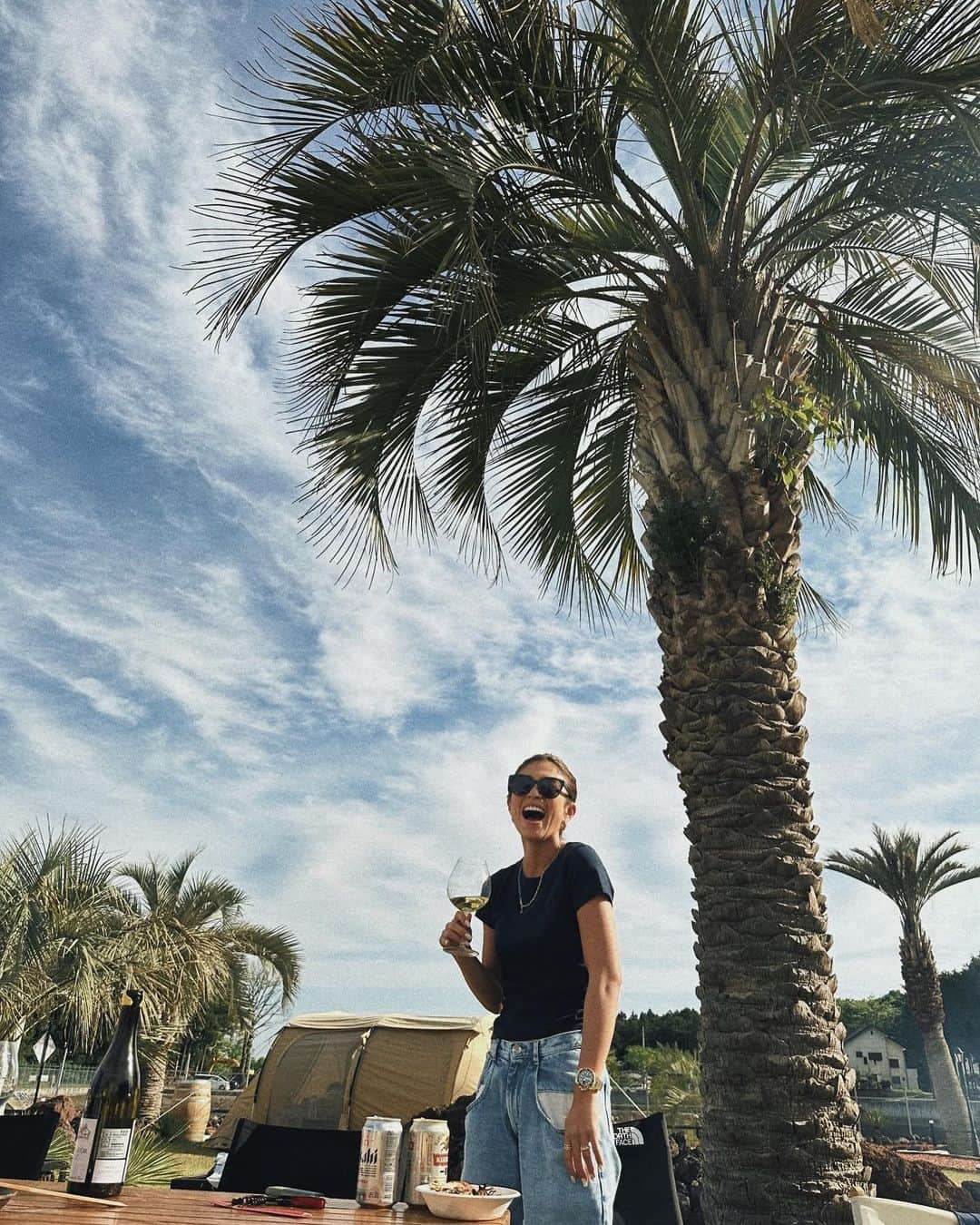 今井華のインスタグラム：「明日30℃越えだって🌞🌴  tee #searoomlynn  denim #maisonmargiela」