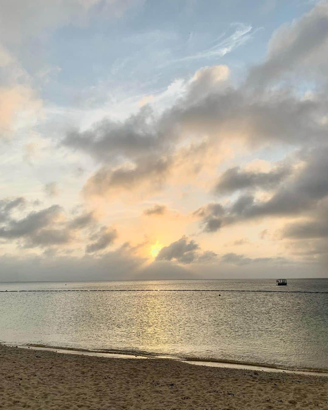 のインスタグラム：「. 🌥🏝  #沖縄 #沖縄旅行 #美ら海水族館 #アメリカンビレッジ」