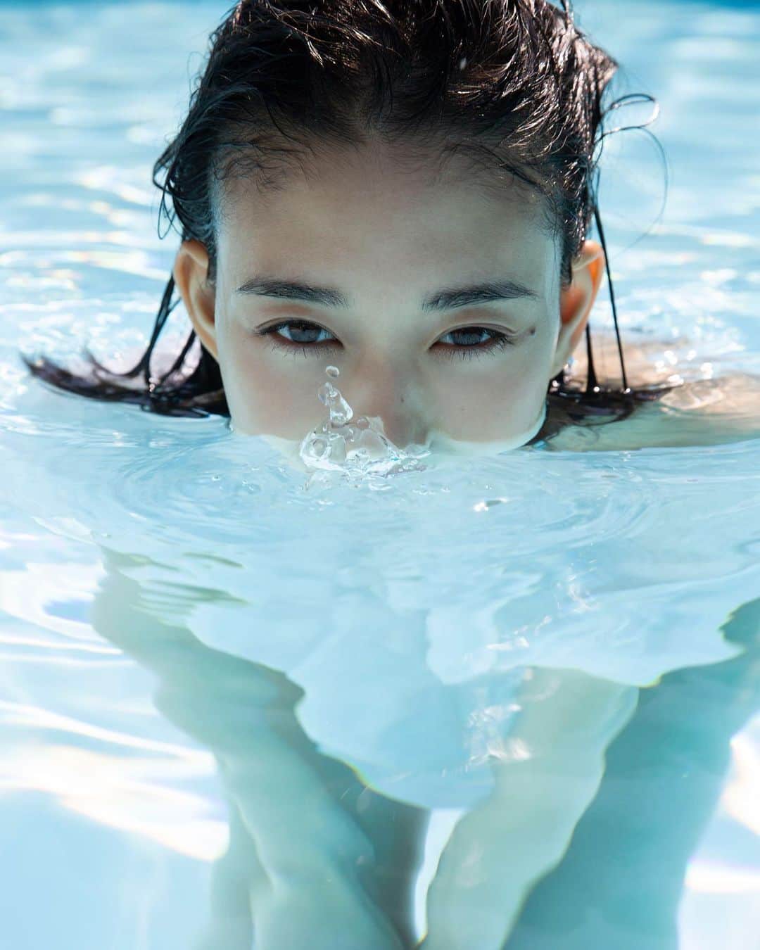 のインスタグラム：「今日暑かったねー！！☀️ 写真集#ebipilaf にはこんな感じの涼しい写真も入ってますよ、 これはアザーカット🐳🐳  みんなもう予約した？？？🐳  ちなみにおばたのお兄さんも予約してくれたらしい🐳笑 @bataninmari」