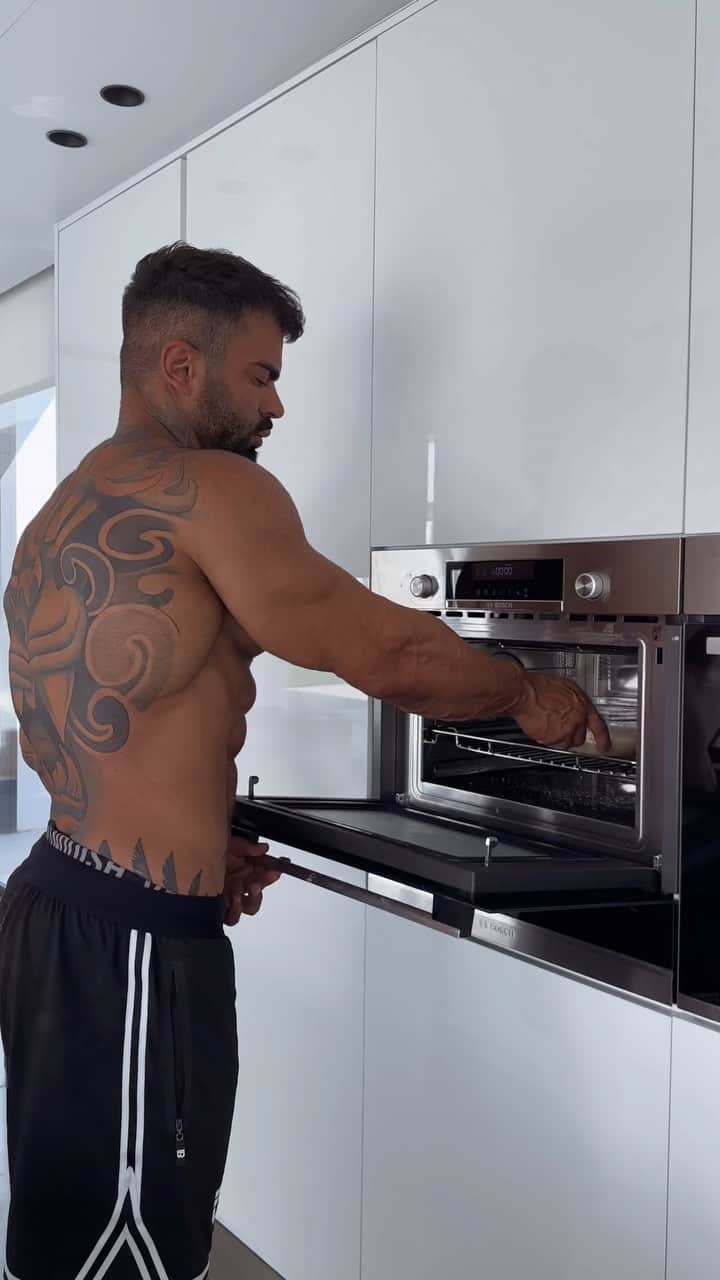 Sergi Constanceのインスタグラム：「La actitud con la que empieces tu día determinará también como terminará  @belegend_lifestyle - @scitecnutrition」