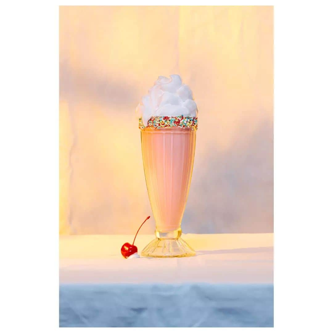 pinimariniのインスタグラム：「Mit Licht spielen. Mit Essen auch. Bisschen. . . .   #freework #milkshake #milchshake #strawberry #cherry #dessert #creamy #milkshakephotography #vibrantfood #foodphotography #workingfood #icecream #kirsche #sprinkles」