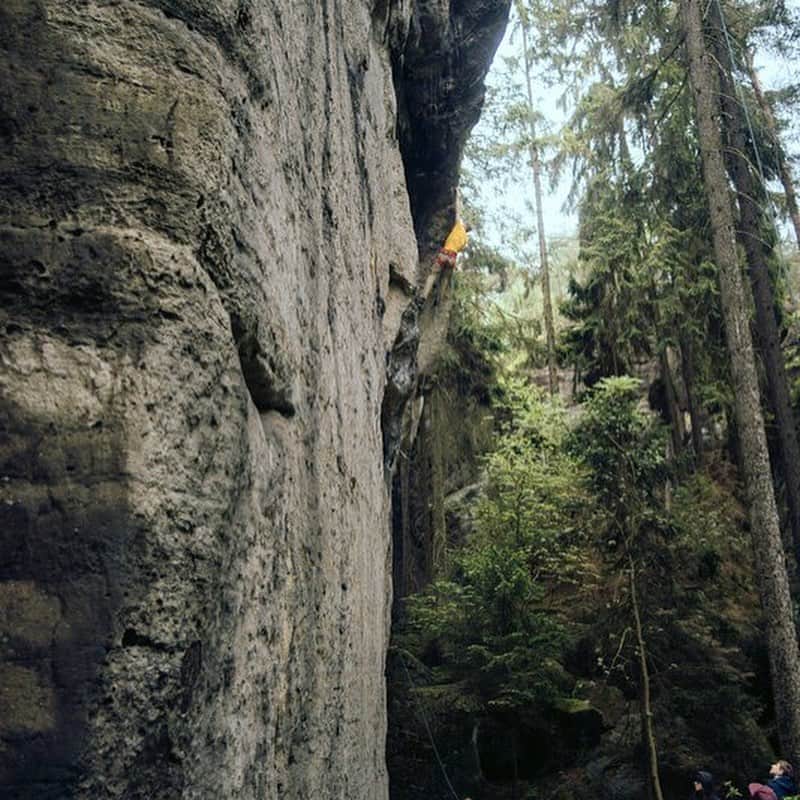 平山ユージさんのインスタグラム写真 - (平山ユージInstagram)「Elb Sand Stein 🪨 🇩🇪 Old traditional style of climbing 🧗🏻  Saxony style💪🏼  エルベ・サンドシュタイン 🪨 🇩🇪 古い伝統的なクライミングスタイル 🧗🏻 ザクセンスタイル💪🏼 Photos @leonbuchhlz  1. Only the peaks that you can climb  2. meet up day after #holdtogether  3. Thanks all to @wetzel_joseph  4. Happy to climb some of new routes new styles. 5. It’s a special style only here in Saxon. 6. Protections  7. Bolt 8. Crags 9. Top out Rino peak with Simon💪🏼 @360holds  10. Notebook box 📦   #holdtogether  #bluepill  #saxonystyle  #elbsandstein」5月16日 18時29分 - yuji_hirayama_stonerider