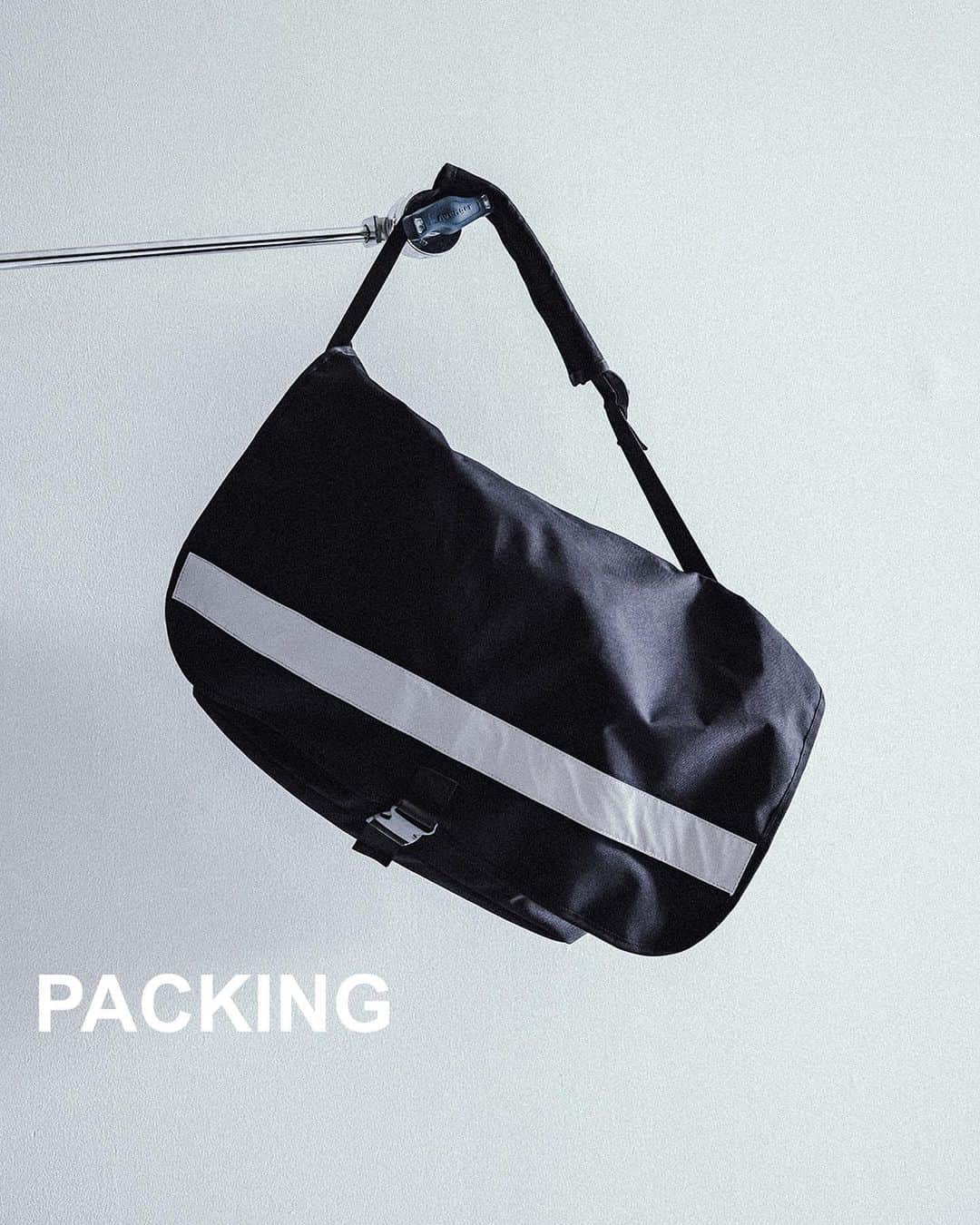 ビーミング ライフストア by ビームスさんのインスタグラム写真 - (ビーミング ライフストア by ビームスInstagram)「… PACKING × B:MING by BEAMS 『Messenger bag』  “アメリカのスーパーに雑多に売られているような、毎日使うバックパック”をコンセプトに2018年にスタートした〈PACKING〉。シンプルな佇まいが人気なブランドの代表作であるメッセンジャーバッグから、〈B:MIMG by BEAMS〉だけの別注モデルが登場します。  本作ではフロントのバックルも1つに変更し、サイドジップからメインポケットへのアクセスを可能にすることで、荷物の出し入れが容易な仕様にアップデート。また、PCスリーブや小分け収納も可能にするスペースも完備し、よりタウンユースで活躍するアイテムとなりました。取り外し可能なリフレクターテープが夜間使用時の手助けにもなります。  本作は〈B:MING by BEAMS〉取り扱い店舗、およびビームス公式オンラインショップで発売中。 . @packing_2018 @bmingbybeams_official #packing2018 #bmingbybeams」5月16日 18時34分 - bmingbybeams_official