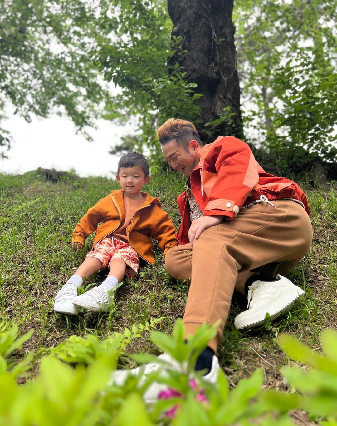 中村獅童のインスタグラム：「男2人旅。  #EAsustainable #EAJunior #名古屋タカシマヤ #陽喜 #獅童  明日5月17日～30日まで、エンポリオ アルマーニ ジュニア ジェイアール名古屋タカシマヤ店でポップアップストアも開催しているそうです。」