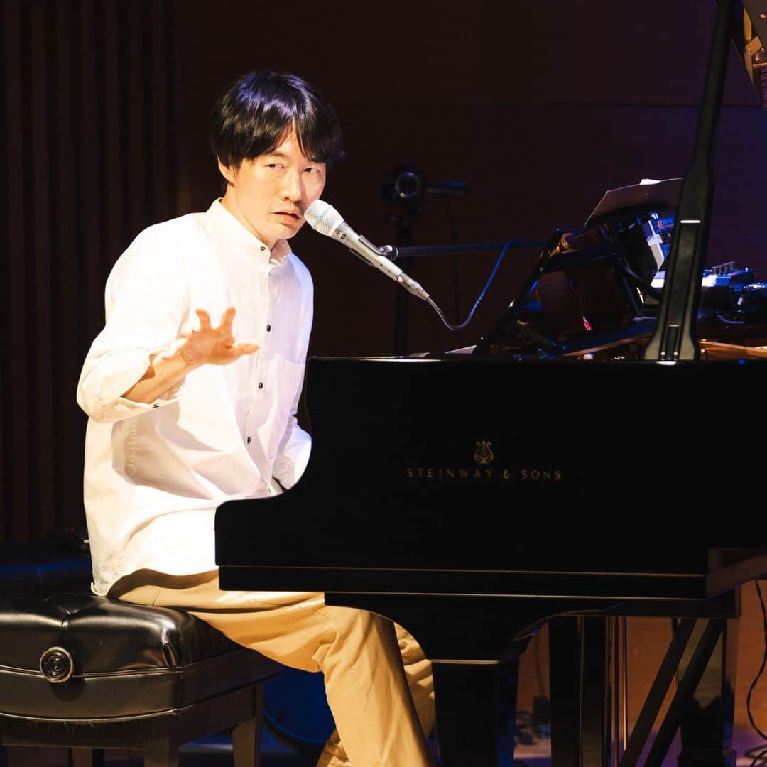 のインスタグラム：「5/3 横浜 山手ゲーテ座ホールでのワンマンライブを、写真とともに振り返ります。実はゲーテ座は、開国直後の明治3年に創立された（明治18年に近くから今の場所に移転）、日本最古のパブリックホール（本格的演劇場）なんです。ですので自分のSSW活動休止前の機会に、馴染みのこの会場で初のダンスとのコラボや、いつものポップスだけでなく、ギター＆ヴィオラとの現代音楽&クラシックを表現できて、本当に良かったです。  ゲーテ座サロンコンサート Vol.386 「二千二十三年五月三日の光景」  青木慶則 (Vo, Piano) 石本大介 (Guitar)  田中景子 (Viola) いづみれいな (Dance) Special Thanks to 吉田直 (彫刻) 撮影：大野隆介  こちらでも多数の写真とセットリスト、僕のコメントを掲載しています ☟ https://note.com/yoshinoriaoki/n/n8123b81cfcb5c  @leileinan  @iwasakimuseum_gaietytheater」