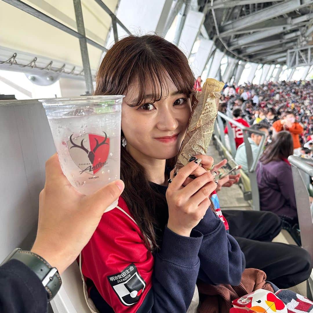 田南輝一のインスタグラム：「この前国立競技場に家族で初めてサッカーを見に行きました🦌 . . ユニフォーム姿の息子(12番)と嫁(32番)はめっちゃくちゃに可愛く、嫁も興奮してゴールの瞬間、3人で席立ち上がったりなどスポーツにハマってくれそうです。 (自分は10番の背番号)  いつか自分がサッカーにハマった上田綺世さんのサッカーを現地(ベルギー)に見に行ってみたいなあ  息子もサッカー始めるかもです⚽️   #鹿島アントラーズ  #上田綺世  #嫁  #息子」