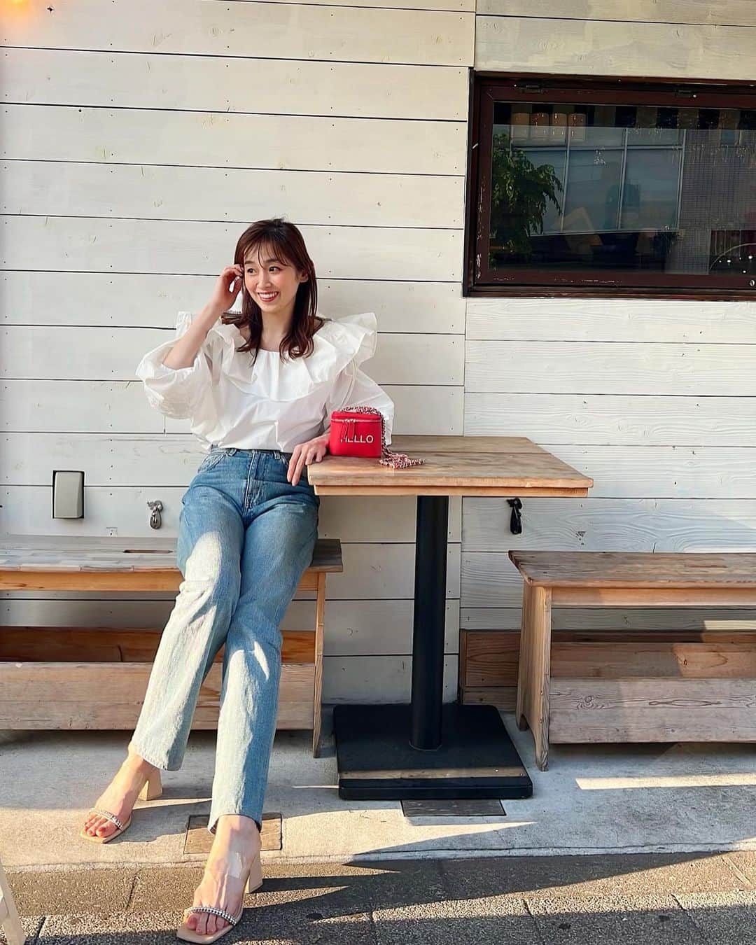 白姫あかりのインスタグラム：「. お気に入りのブラウスと 美香さん @mikaofficial99 コラボの HELLO bag❤️❤️❤️  blouse: @fray_id  denim: @levis  bag: @nostalgia_jp  sandal: @zara   #fashion  #coordinate  #fashionmodel」