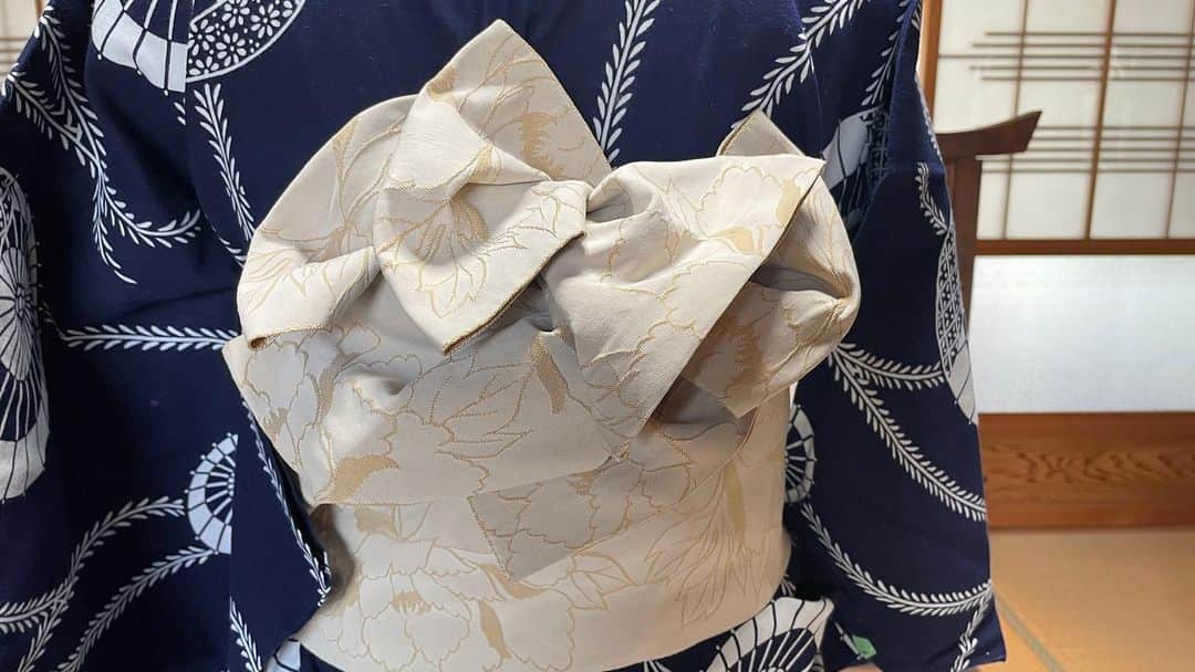 Diy Soho手作り倉庫さんのインスタグラム写真 - (Diy Soho手作り倉庫Instagram)「今日は、三重仮紐を使った帯結びを習って来ました。 浴衣の半幅帯や兵児帯も三重仮紐を使うと簡単に可愛い帯結びが出来ます。 講師は着物ルーチェの児島満里子先生です。 岐阜県大野町の着付けの先生です。 帰りに河本バラ園のお庭を見せていただきました。 河本バラ園はブルーのバラを発明した世界でも有名なバラ園です。 #三重仮紐 #浴衣着付け #浴衣帯 #YouTubeきものルーチェ　#着物ルーチェ　#大人気の帯結び #着付けの先生 #岐阜県大野町 #河本バラ園 #ブルーのバラ」5月16日 18時45分 - diy_soho2