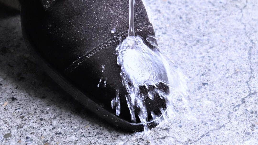 m.mowbrayさんのインスタグラム写真 - (m.mowbrayInstagram)「スエードに「防水スプレー」、それって間違い？  . . 少しずつ迫る「梅雨」の時期。 この時期に活躍するのが水・雨はじきの良い「スエード」素材の靴と、 雨はじきの良さをサポートしてくれる「防水スプレー」の存在です。  この２つに関して、  「スエードの靴に防水スプレーを使っても大丈夫？」 「とりあえず防水スプレーだけかけておけばOK？」  というお問い合わせをいただくこともあります。  今回のブログでは、 そんな「スエード」と「防水スプレー」の関係についてご紹介します！  . ------------------------------ @｜ハイライト ▶▶▶スエード防水 ------------------------------  よりご覧いただけます。 ぜひ、チェックしてみてください🔥 . . . . #靴磨き#靴修理 #シューシャイン#シューケア #革のある暮らし#革のある生活 #革#本革#革製品#革職人#革雑貨 #経年変化#エイジング #革靴男子#革靴女子 #今日の靴#今日の足元 #お手入れ#手入れ #メンテナンス #靴好き#革靴好き #レザープロダクト#レザー小物 #革#本革#革製品#革職人」5月16日 18時46分 - m.mowbray