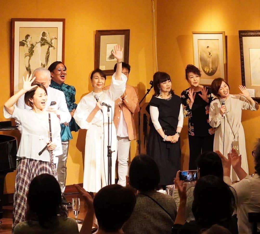 橋本志穂さんのインスタグラム写真 - (橋本志穂Instagram)「今日は「音無美紀子の歌声喫茶」 恵比寿のアートカフェフレンズで開催されました。  お客様と対面のイベントが フツーにできるようになりました。 次は7月くらいかな❓  10年以上、 東日本大震災のチャリティ活動として開催し続けていますが (コロナ禍はライブ配信) 今日のリクエスト曲は 初めて唄う歌が多かったなぁー。 演奏したことない曲が多く、 伴奏チームも新鮮でした❣️  お客様からも体調を気遣っていただき、、 ほんとありがたい〜  元気に皆さんの前で 歌って踊って演奏して 楽しい1日でした❣️  お髭の太川陽介さん 珍しいでしょー❓ でもお似合いですよね❣️  明日から始まる舞台 「風を打つ」の役作りだそうです。 音無美紀子さんと夫婦役だそうで〜 私も19に拝見しに行きます❣️ 楽しみです。  #音無美紀子の歌声喫茶  #歌声喫茶  #イベント #チャリティ #フルート  @yoshiko_shimizu629  @ayako434  @haramoto_miki  @mikiko.otonashi  #園田容子」5月16日 18時56分 - shihohashimoto3