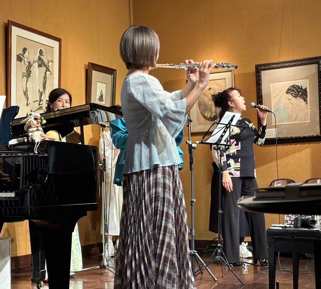 橋本志穂さんのインスタグラム写真 - (橋本志穂Instagram)「今日は「音無美紀子の歌声喫茶」 恵比寿のアートカフェフレンズで開催されました。  お客様と対面のイベントが フツーにできるようになりました。 次は7月くらいかな❓  10年以上、 東日本大震災のチャリティ活動として開催し続けていますが (コロナ禍はライブ配信) 今日のリクエスト曲は 初めて唄う歌が多かったなぁー。 演奏したことない曲が多く、 伴奏チームも新鮮でした❣️  お客様からも体調を気遣っていただき、、 ほんとありがたい〜  元気に皆さんの前で 歌って踊って演奏して 楽しい1日でした❣️  お髭の太川陽介さん 珍しいでしょー❓ でもお似合いですよね❣️  明日から始まる舞台 「風を打つ」の役作りだそうです。 音無美紀子さんと夫婦役だそうで〜 私も19に拝見しに行きます❣️ 楽しみです。  #音無美紀子の歌声喫茶  #歌声喫茶  #イベント #チャリティ #フルート  @yoshiko_shimizu629  @ayako434  @haramoto_miki  @mikiko.otonashi  #園田容子」5月16日 18時56分 - shihohashimoto3