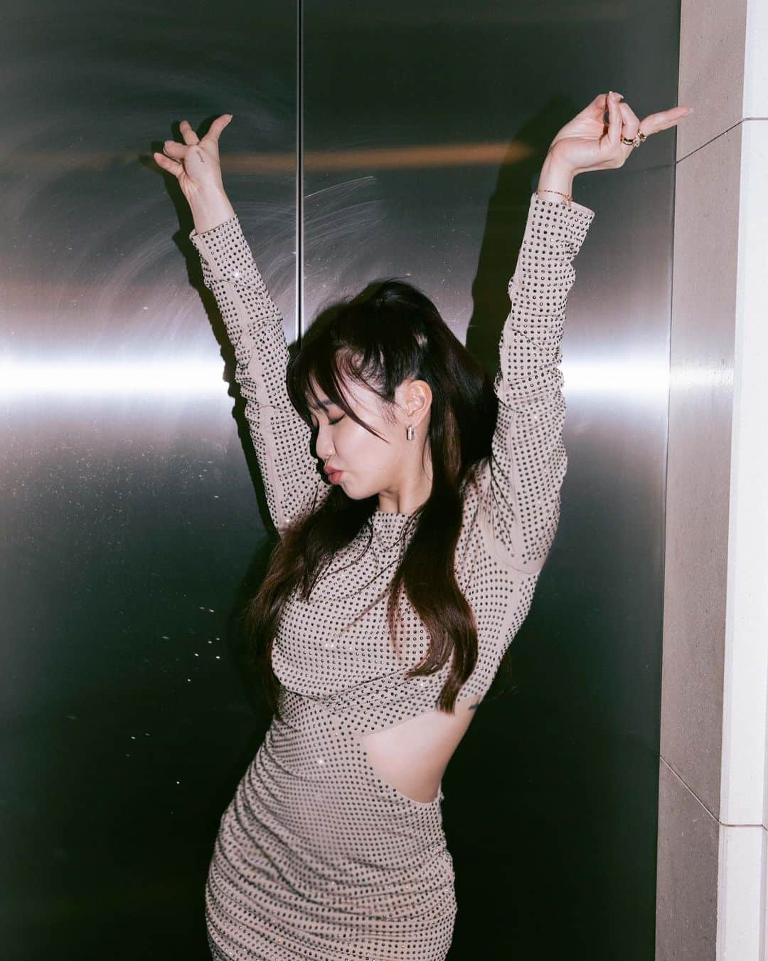 Kimberley Chenのインスタグラム：「5/20 幾天就到了！留言跟我說你最喜歡的最想聽的 Love song ❤️ 也標記你想要送的對象 ❤️ 來抽獎十位 ✨ 唱給你們聽 ✨」