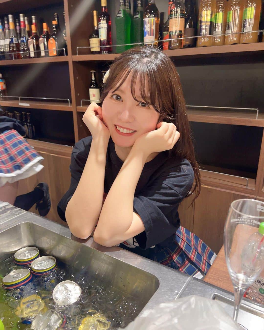 弘松菜摘のインスタグラム：「#TIRTIR @tirtir_jp  マスクフィットシリーズ新商品をゲットしました✨  ライブの日ももちろんこれでした‼️ 本当に汗にも強くて崩れにくいけどツヤ肌は残してくれる神アイテム🥹🥹 ファンデあんまり好きじゃなくてあんまりしないけどTIRTIRは好き🙆‍♀️  顔は一つしかないのに TIRTIRのファンデは三つ持ってるし アイシャドウもめちゃくちゃ集めちゃうのなんでだろ😭！笑  おすすめコスメ教えてください‼️  #TIRTIR  #マスクフィットオーラクッション  #sponsored #コスメ #コスメレポ  #コスメ好きさんと繋がりたい」
