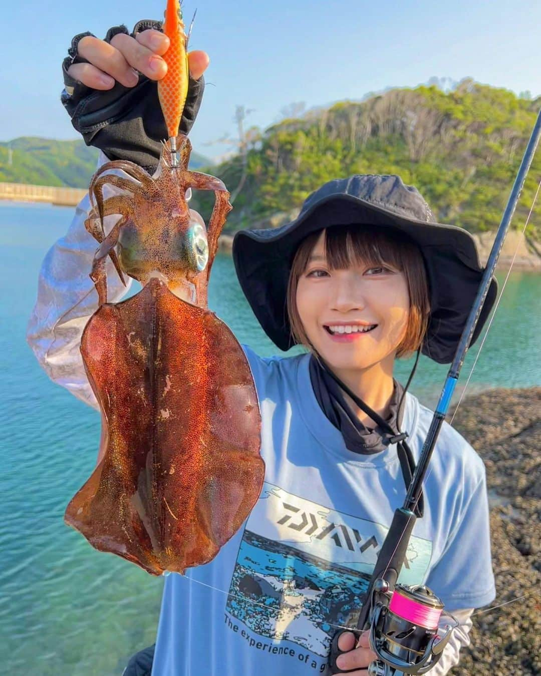 秋丸美帆のインスタグラム：「今年初アオリ🦑かわいいけど、やったー(^O^)  #fishing #lure #lurefishing #eging #squid #daiwa #釣り #長崎 #対馬 #ルアーフィッシング #エギング #アオリイカ #イカ釣り #ダイワ #みっぴ #秋丸美帆」