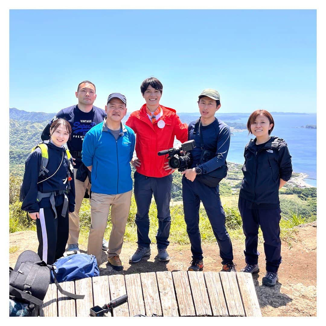 佐々木一真のインスタグラム：「昨日今日と2日間にわたってお届けした あらいーなの「低山登山」ロケ。 @千葉県の鋸山  低山といっても、かなり坂が急で息が上がるところもあり、大変なところもありましたが、山頂にたどり着いた時の達成感は最高でした😆 石切りの遺跡も圧巻！  画面には僕と専門家の木元さんだけですが、重たい機材を持って登ってくれるスタッフの皆さんのおかげでロケができています。 ということで番組スタッフと木元さんで 地球が丸く見える展望台で記念撮影を！  ご覧いただきありがとうございました😊  #グッドモーニング #木元康晴 さん #あらいーな #鋸山 #低山登山 #テレビ朝日 #佐々木一真」