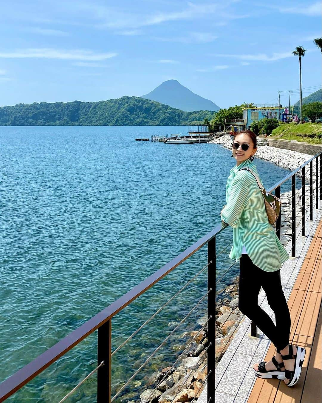 SAORIのインスタグラム：「開聞岳とのコラボ⛰ 富士山みたいに綺麗な裾広がり😍 北海道出身の私からしたら 鹿児島観光なんて新しい発見ばかり🤫✨ 太陽とヤシの木🌴の相性ってよすぎる🥰 ☀️×🌴＝🤤❣  #開聞岳 #池田湖 #鹿児島 #鹿児島観光 #鹿児島旅行 #指宿 #指宿観光 #国内旅行 #国内旅行好き #旅行好きな人と繋がりたい #旅好きな人と繋がりたい #旅好き女子 #旅行コーデ #パンツコーデ #japantravel #japantrip #九州旅行 #九州観光」