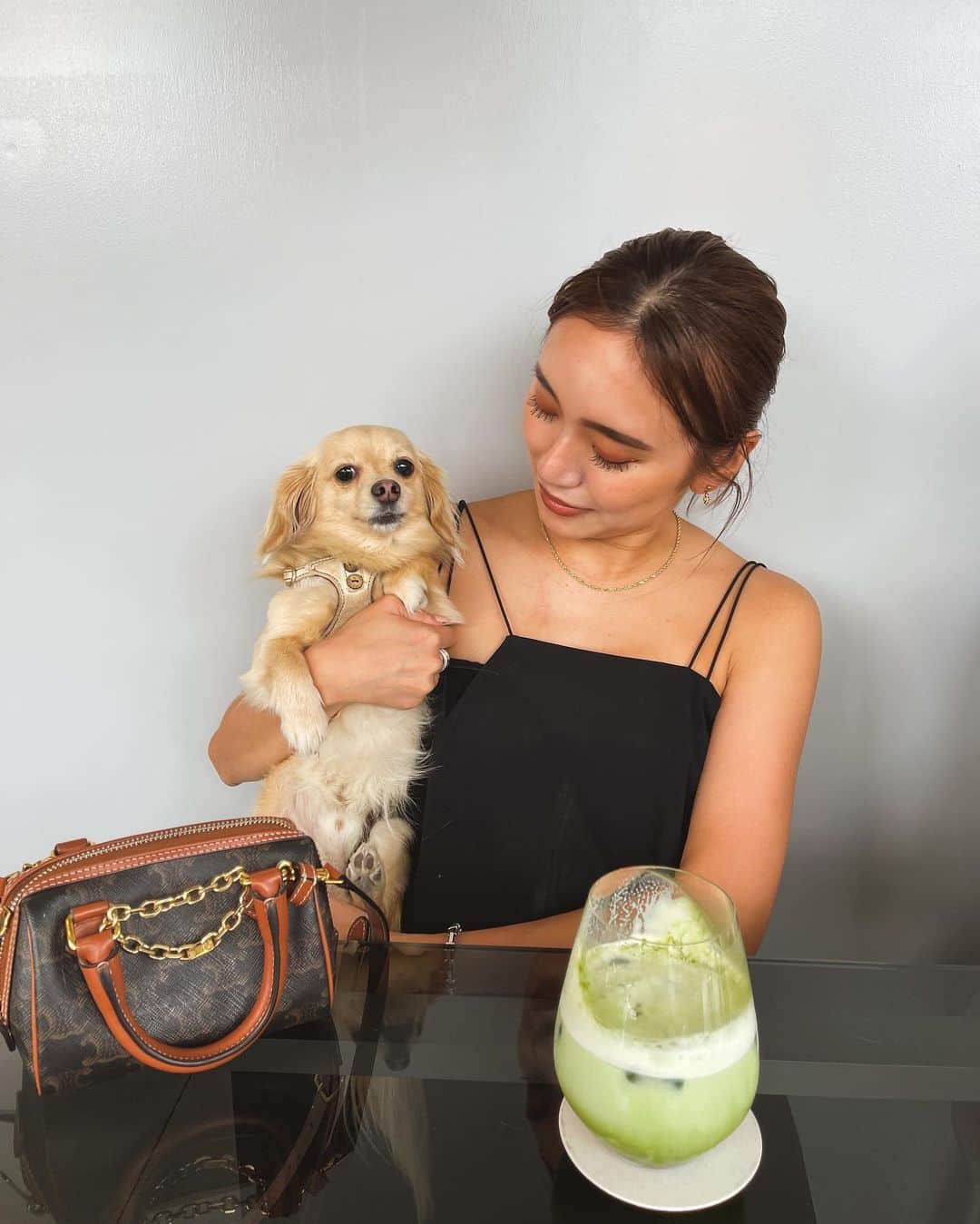 佐々木彩乃のインスタグラム：「このワンピースの問い合わせが多く 有り難い事にリクエストも沢山頂いてるので再再々入荷しようかなぁと検討中です💭 今年も難なく着れるデザインだしね！  実際私も楽過ぎてコレばかりの日々😂 お腹もゆったりで、けど綺麗めでデザイン性もあり。 レイヤードしたら通年着れちゃうの。  リクエスト希望の方はお手数ですがWEBストアのリクエスト登録をお願いします🙏✨」
