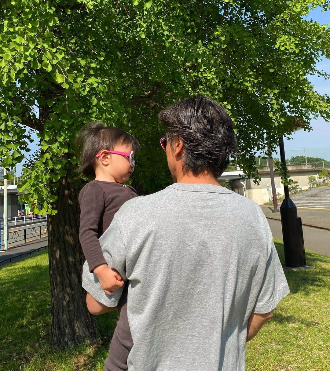 加藤章太郎さんのインスタグラム写真 - (加藤章太郎Instagram)「. 初夏のような最高に気持ちいい天気☀️ 今年初のショーツとお気に入りのTシャツで🚶‍♂️👶  #sunnyday #park #walking #mydaughter #beautifulweather」5月16日 18時58分 - __shotaro__