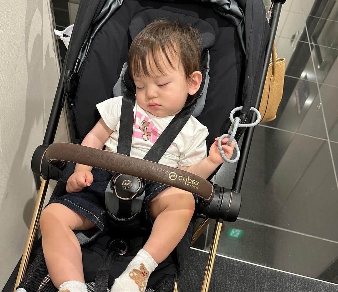 黒崎みささんのインスタグラム写真 - (黒崎みさInstagram)「今日のふたり旅は 仕事の打ち合わせ→軽くカフェ→お買い物でした🫶 ⁡ なんだかとても良い子な日だった(歓喜) ⁡ ４枚目はマネージャーに人見知り全開の顔😂笑 ⁡ #ロンハーマンカフェ #ロンハーマンカフェ千駄ヶ谷 #親子 #赤ちゃん連れランチ #赤ちゃん連れカフェ #セリーヌ #celine #fendi #フェンディ #fendikids」5月16日 18時59分 - misa_k88