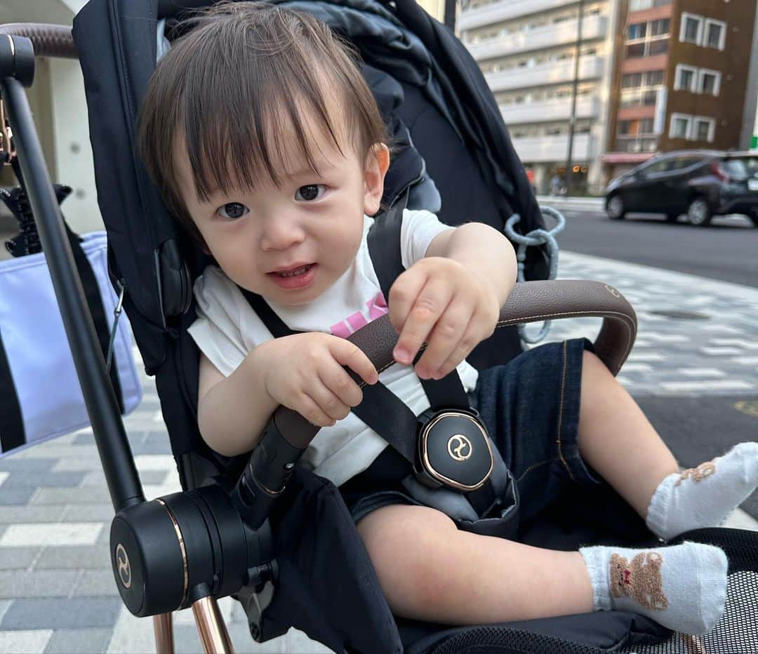 黒崎みささんのインスタグラム写真 - (黒崎みさInstagram)「今日のふたり旅は 仕事の打ち合わせ→軽くカフェ→お買い物でした🫶 ⁡ なんだかとても良い子な日だった(歓喜) ⁡ ４枚目はマネージャーに人見知り全開の顔😂笑 ⁡ #ロンハーマンカフェ #ロンハーマンカフェ千駄ヶ谷 #親子 #赤ちゃん連れランチ #赤ちゃん連れカフェ #セリーヌ #celine #fendi #フェンディ #fendikids」5月16日 18時59分 - misa_k88