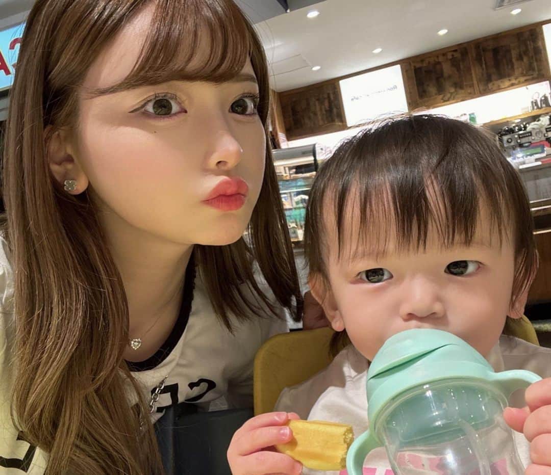 黒崎みささんのインスタグラム写真 - (黒崎みさInstagram)「今日のふたり旅は 仕事の打ち合わせ→軽くカフェ→お買い物でした🫶 ⁡ なんだかとても良い子な日だった(歓喜) ⁡ ４枚目はマネージャーに人見知り全開の顔😂笑 ⁡ #ロンハーマンカフェ #ロンハーマンカフェ千駄ヶ谷 #親子 #赤ちゃん連れランチ #赤ちゃん連れカフェ #セリーヌ #celine #fendi #フェンディ #fendikids」5月16日 18時59分 - misa_k88