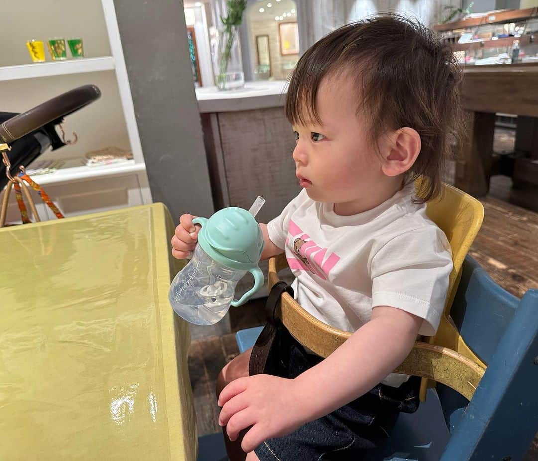 黒崎みささんのインスタグラム写真 - (黒崎みさInstagram)「今日のふたり旅は 仕事の打ち合わせ→軽くカフェ→お買い物でした🫶 ⁡ なんだかとても良い子な日だった(歓喜) ⁡ ４枚目はマネージャーに人見知り全開の顔😂笑 ⁡ #ロンハーマンカフェ #ロンハーマンカフェ千駄ヶ谷 #親子 #赤ちゃん連れランチ #赤ちゃん連れカフェ #セリーヌ #celine #fendi #フェンディ #fendikids」5月16日 18時59分 - misa_k88