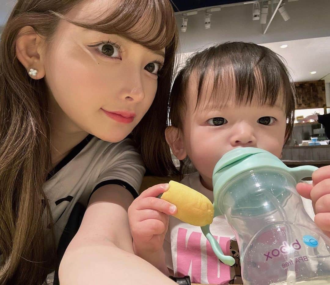 黒崎みささんのインスタグラム写真 - (黒崎みさInstagram)「今日のふたり旅は 仕事の打ち合わせ→軽くカフェ→お買い物でした🫶 ⁡ なんだかとても良い子な日だった(歓喜) ⁡ ４枚目はマネージャーに人見知り全開の顔😂笑 ⁡ #ロンハーマンカフェ #ロンハーマンカフェ千駄ヶ谷 #親子 #赤ちゃん連れランチ #赤ちゃん連れカフェ #セリーヌ #celine #fendi #フェンディ #fendikids」5月16日 18時59分 - misa_k88