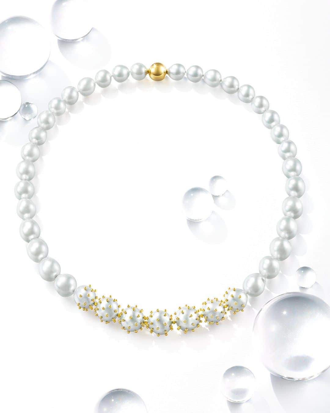 TASAKIさんのインスタグラム写真 - (TASAKIInstagram)「Modern, minimalist, and unique 'BAROQUE DROPS' join the M/G TASAKI lineup. Lush grey baroque pearls twinkle with gold studs like a field of glossy dewdrops.  モダンでミニマル、そして、ユニーク。 「M/G TASAKI」に新作「BAROQUE DROPS (バロックドロップス)」が仲間入り。 瑞々しいグレーのバロックパールに、イエローゴールドのスタッズが雫のように艶めきます。  @melaniegeorgacopoulos #TASAKI #MGTASAKI #melaniegeorgacopoulos」5月16日 19時00分 - tasaki_intl