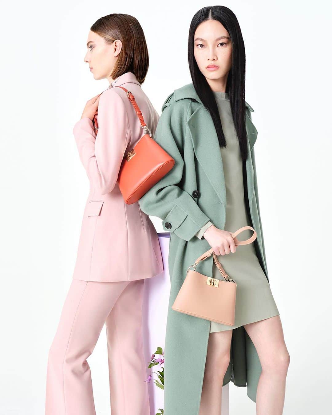 フルラのインスタグラム：「When minimal design meets color. Furla Fleur is the elegant finishing touch to your most special looks.   #Furla #FurlaColors  Photographer & Film Director: Paolo Zambaldi (@paolozambaldi) Art Direction and graphic design by Roberto Da Pozzo (@roberto_da_pozzo) Styling by: Carola Bianchi (@carolabianchi1) Glam by:  Make up Artist: Giulia Cigarini (@_miss_giulia_) Hair Stylist: Alessandro Squarza (@scoobyhair)」