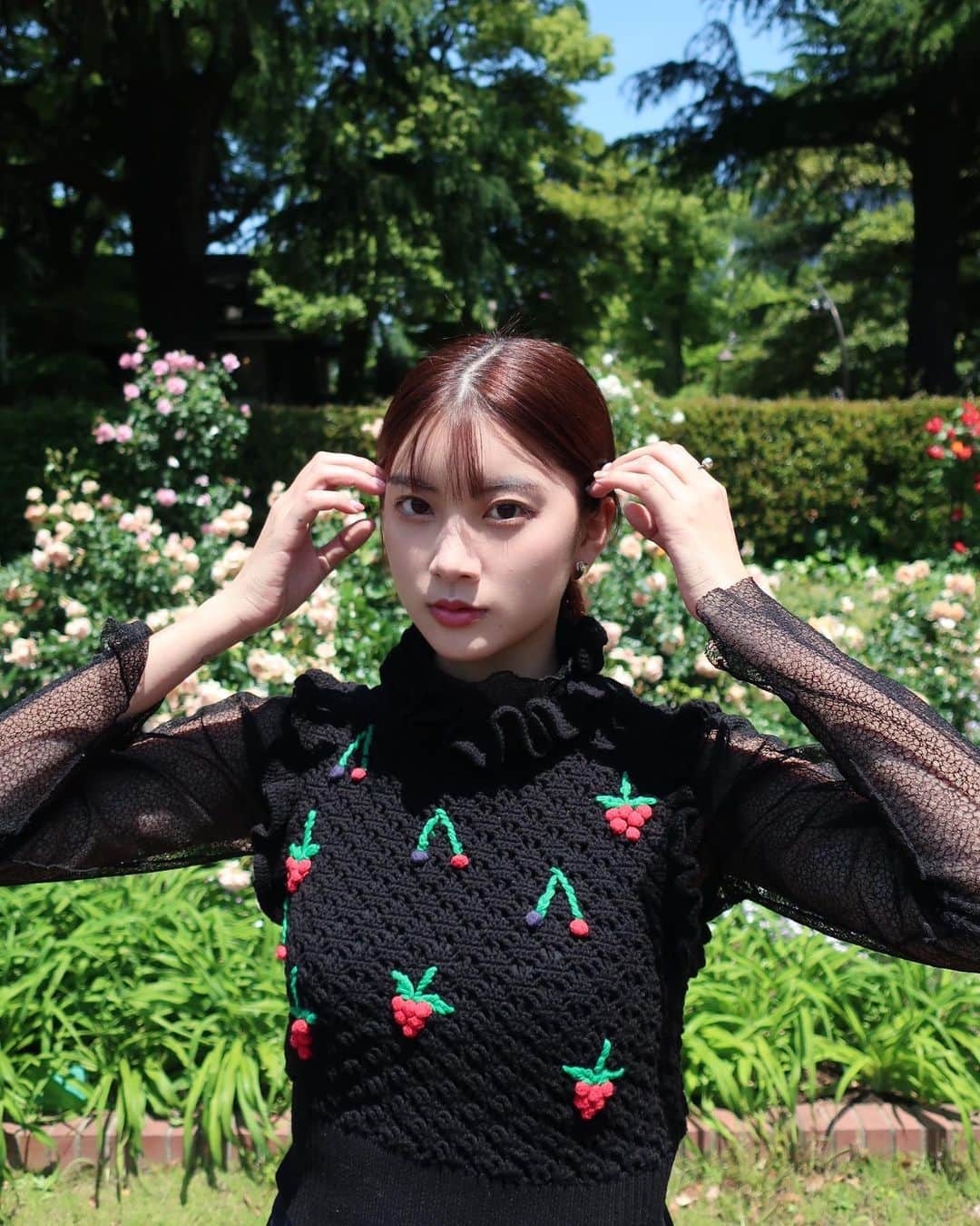 のインスタグラム：「🍒 　 お散歩日和にマネージャーとたくさん歩いて写真撮りまくった🤳🏻 だけど眩しそうな顔が多すぎて一枚にしぼるという。。くう　 #leinwande #ootd」