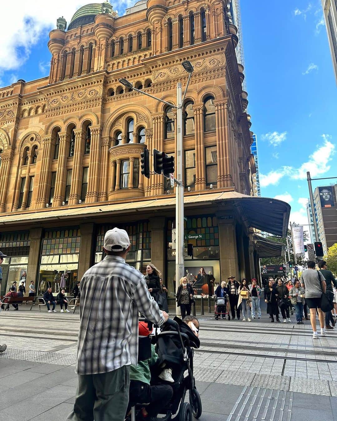 尾崎紗代子さんのインスタグラム写真 - (尾崎紗代子Instagram)「. とりあえず着いてすぐ、チェックインまで 暇よなって事でシドニーの街を散歩しながら 撮った写真。 足の長さ3倍くらいに写ってるね。  ストーリーにも載せたけど このクイーン・ヴィクトリア・ビルディングが 超荘厳で本当にテンション上がります。 古代建築のような重厚感ある外壁に 内装はため息の出る美しさの大理石タイル、 これまた、まばゆーーーーーい豪華なステンドグラス。  何が起こったらこんなデパート作るわけ？ と思って調べたら ビクトリア女王の即位50周年記念的なアレで作ったらしいです。 女王様、いいなあ🥺  見慣れない街を歩くのも旅行の醍醐味☺️  #momlife #mommylife #mommy  #育児 #ママライフ  #6歳 #4歳 #1歳 #motherof3 #motherhood  #family #familyphoto  #3人育児  #3児のママ #3児ママ  #familytime  #5人家族 #familyphotograhy #familyfirst #子連れ旅行 #子連れ海外 #オーストラリア旅行 #シドニー旅行 　 #Australiatrip #Sydney #ootd #fashion #basic #outfit #osayocode」5月16日 19時03分 - osayo_osayo
