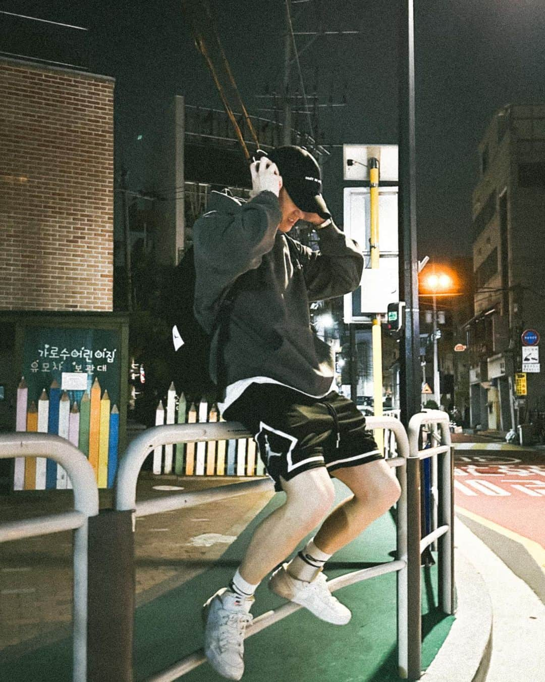 プニエル さんのインスタグラム写真 - (プニエル Instagram)「Can only wear hoodie/shorts at night now! Korea is getting hot 😢  이제 후드티/반바지 밤에만 입을수있어! 날씨 너무 더워지고있어 😢」5月16日 19時13分 - btobpeniel