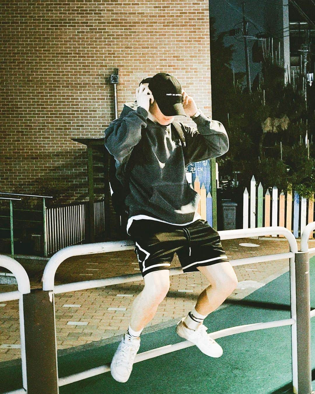 プニエル さんのインスタグラム写真 - (プニエル Instagram)「Can only wear hoodie/shorts at night now! Korea is getting hot 😢  이제 후드티/반바지 밤에만 입을수있어! 날씨 너무 더워지고있어 😢」5月16日 19時13分 - btobpeniel