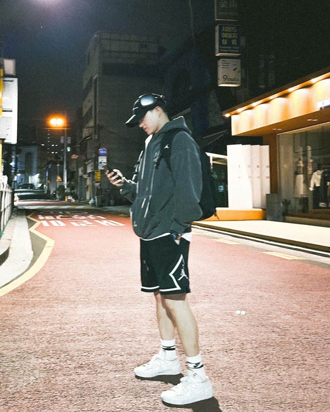 プニエル さんのインスタグラム写真 - (プニエル Instagram)「Can only wear hoodie/shorts at night now! Korea is getting hot 😢  이제 후드티/반바지 밤에만 입을수있어! 날씨 너무 더워지고있어 😢」5月16日 19時13分 - btobpeniel