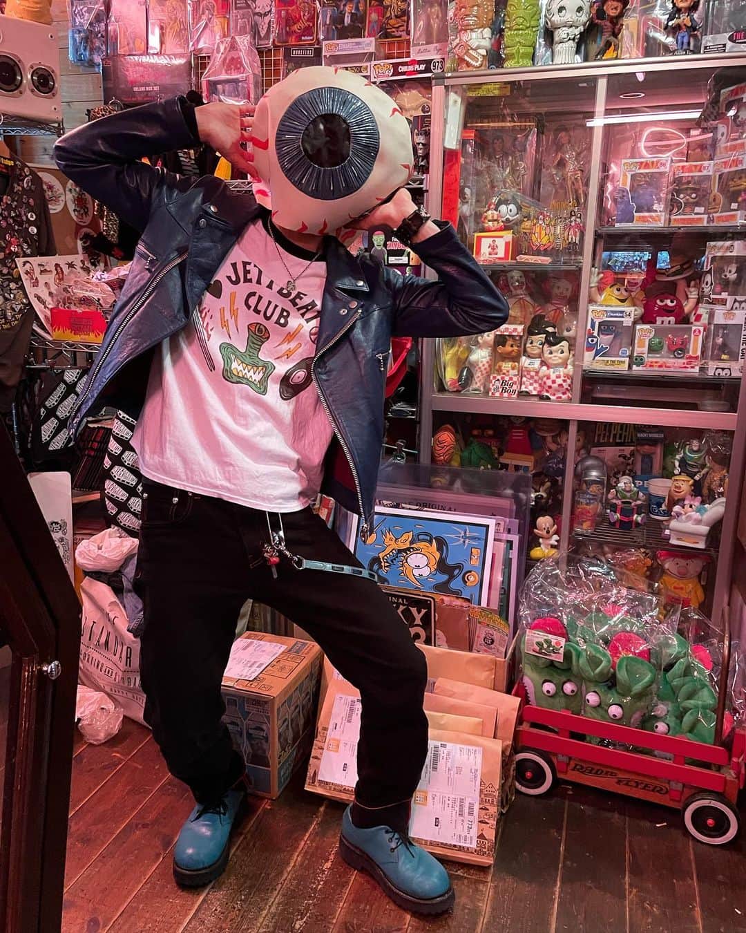 のインスタグラム：「浜松の MUMBLES @mumbles.jp さんへ 弾丸ツアー‼️🦹🎶🔥  俺の欲しいTシャツは ほとんど マンブルズにある！！ エドロス・ヴィンスレイ・ヴォンフランコ・クープ ゾーンが 個人的には激熱❤️‍🔥バンTの品揃えも超ヤバいので 詳しくはwebで！  フィギュア・ブック・細かい雑貨系も全部欲しくなるので要注意⚠️  今 お店で何かゲットしたら ジェットビートクラブステッカー @loveandspacepeace も配布中なので Let's go!go!🤘🤩🔥(無くなってたら ごめん！)  JUNさん、ありがとうございます‼️  #MUMBLES #マンブルズ #浜松 #JAPAN #JETTSEIYA #ジェットセイヤ #EdRoth #RatFink #Vinceray #VonFranco #Coop #ROCKnROLL」