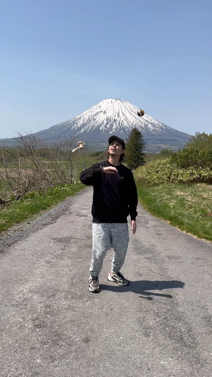 ZOOMADANKEのインスタグラム：「北海道はニセコの羊蹄山🗻 トテモトテモいい山です🗻 けん玉したくなるよね🗻  #zoomadanke #kendama #yoteizan #羊蹄山 #ニセコ #niseko #hokkaido #北海道 #けん玉 #aldies #kenhol」