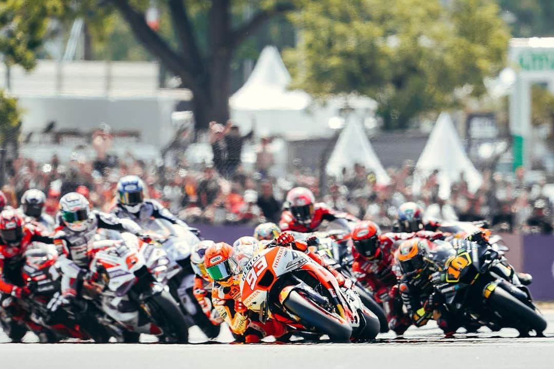 レプソル・ホンダのインスタグラム：「What a way to celebrate 1000s GPs 🤯😍 @motogp is alive and well 🫶」