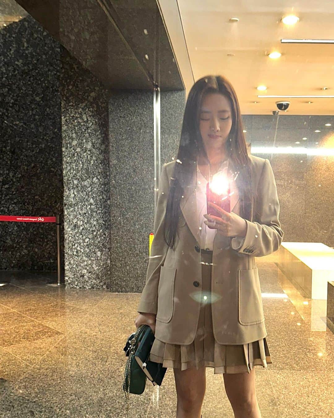 ジユルのインスタグラム：「아빠 기다리는동안 mirror shot   #요즘맘에드는아이템들이너무많아」