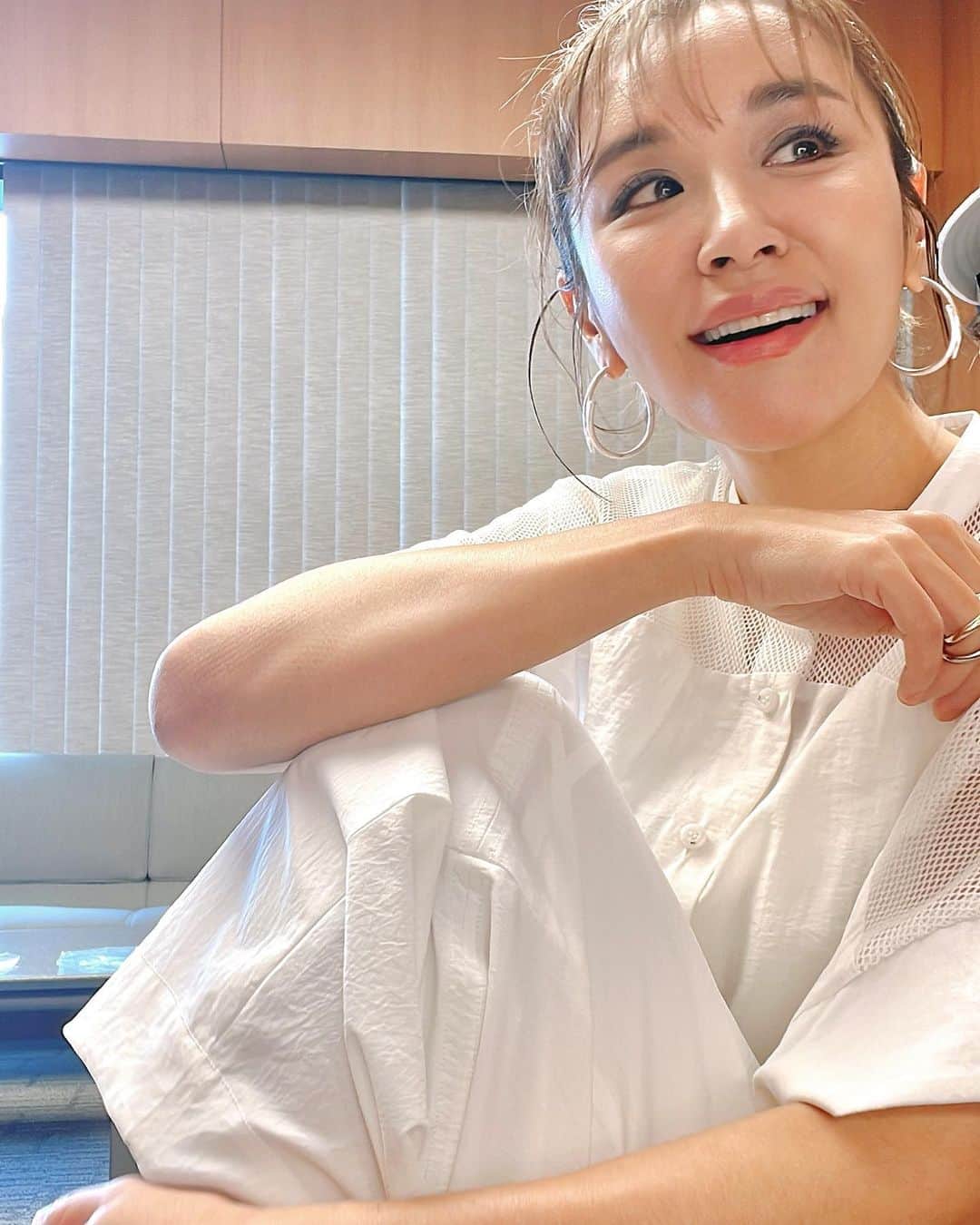鈴木紗理奈のインスタグラム：「自作で前髪作った✌️ 日焼け止め塗ってんのにどんどん焼ける 地黒の吸収率なめたらあかん😂✌️  明日から夏日☀️ 熱中症に要注意です  #紗理奈流styling  @un3d_official」