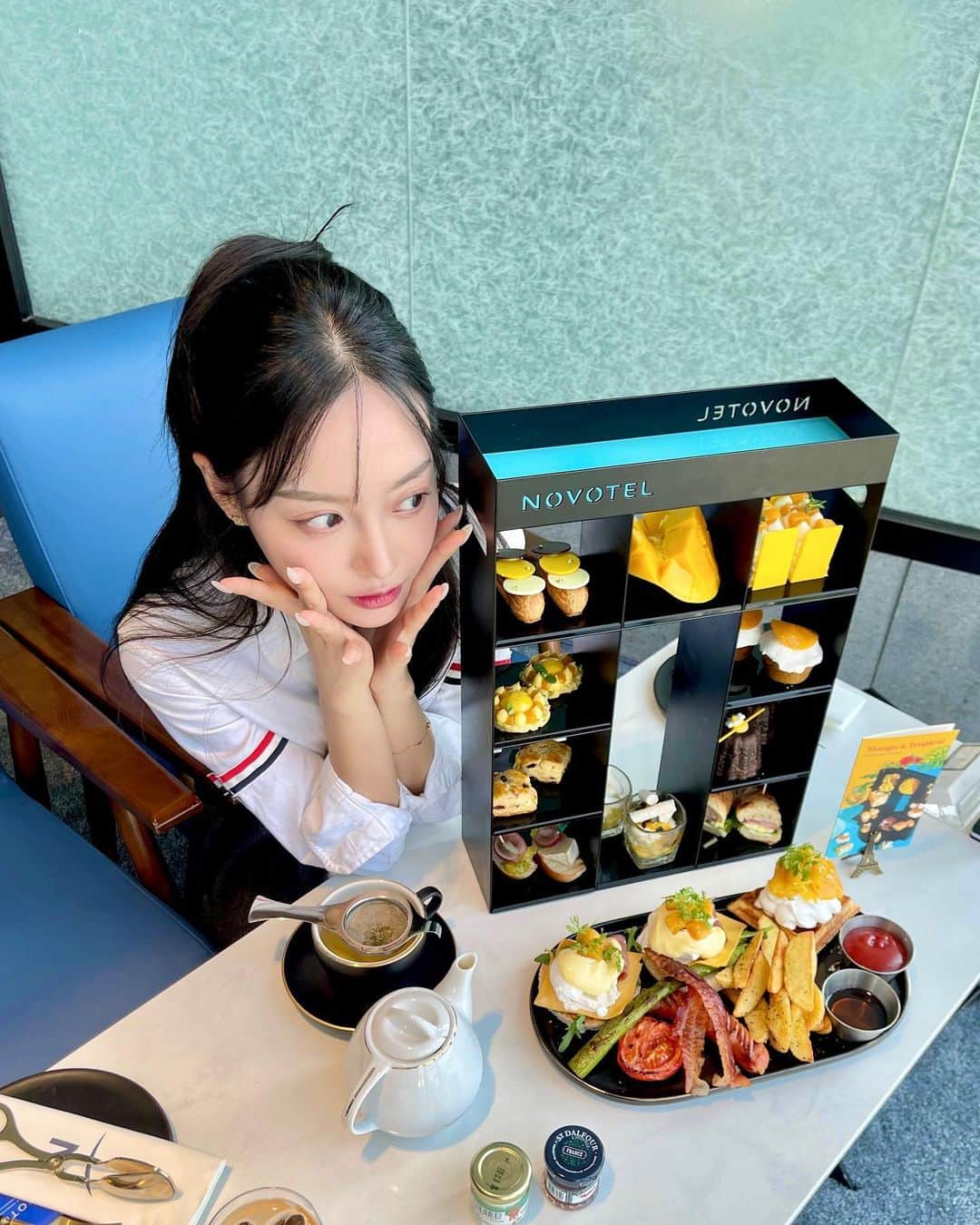 ᴅᴏᴜʙʟᴇsᴏᴜᴘのインスタグラム：「#습습_애프터눈티 #노보텔앰배서더동대문   이번에는 노보텔동대문에서 초대해주셔서 망고앤트로피컬 애프터눈티 즐기고 왔어요 🥭✨ 여기는 디저트뿐 아니라 브런치까지 줘서 배부르게 먹을 수 있는데 가격도 합리적이어서 애프터눈티 입문하시는 분들께 추천하고 싶은 곳!! 망고도 너무 맛있었고 브런치도 디저트도 넘 맛있었어요!! 💛🧡 초대해주셔서 감사합니다 🙏💛  #노보텔앰배서더동대문#노보텔동대문 #novoteldongdaemun #지금여기노보동 #망고디저트#망고애프터눈티 #호텔애프터눈티 #뷰맛집」