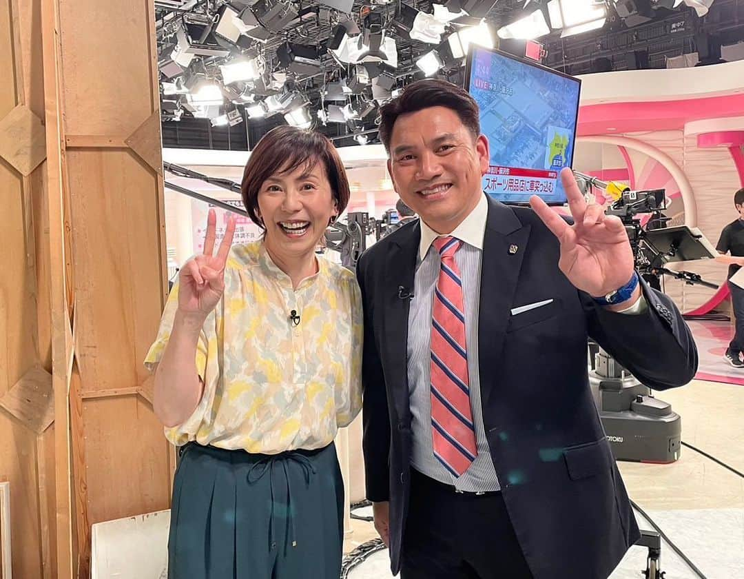 井口資仁さんのインスタグラム写真 - (井口資仁Instagram)「news every.  本番前に陣内さんと 久しぶりにお会い出来ました。 大学の頃から 可愛がってもらってました🏸  そして今夜も ワースポ×ＭＬＢ ご覧になって下さい。  #井口資仁 #井口忠仁 #陣内貴美子  #ワースポ  #ワースポmlb  #ワースポxmlb  #ワースポxmlbサンデー」5月16日 19時12分 - iguchi.tadahito6