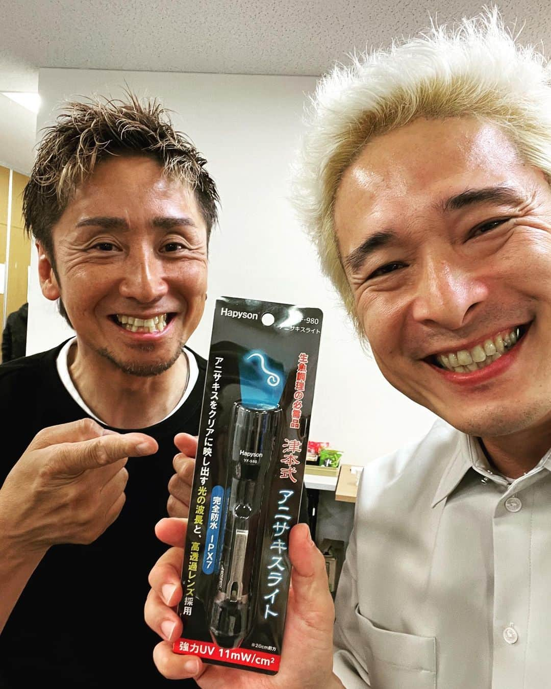 井手大介さんのインスタグラム写真 - (井手大介Instagram)「津本式究極の血抜きの津本さんが釣りうぇーぶに来てくれました。このハピソンのアニサキスライトでアニサキスを探してみます。このライトはすごい。めっちゃ見つかりすぎて驚きました。おすすめです！今週の釣りうぇーぶは衝撃映像だよ！みなさんお楽しみに！ @tsumotoshiki @hapyson_official @fishingvision #アニサキスライトキャンペーン」5月16日 19時21分 - daiskeide