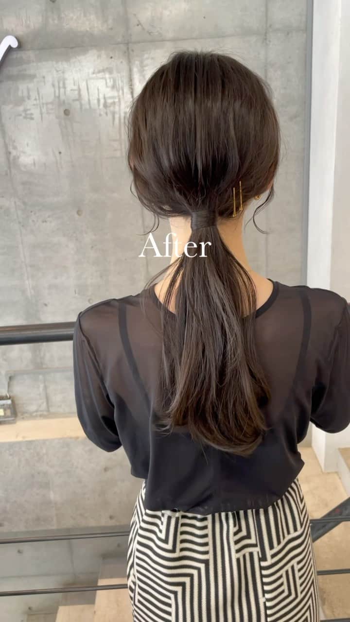吉田達弥のインスタグラム：「お客様 Before After ✨  cut ✂︎ 後ろから見た時に 緩やかな前上がりになるようにしました✂︎  highlight 暗めでも透明感が欲しかったので 赤み取ります✨  color プラチナミントカラーでツヤツヤにしました👏  styling 毛先だけワンカールにしました💫  hair arrange 顔まわりのおくれ毛だけ動きをつけた シンプルポニーテールです☺︎  #カラー　#ポニーテールアレンジ  #ロングヘア」