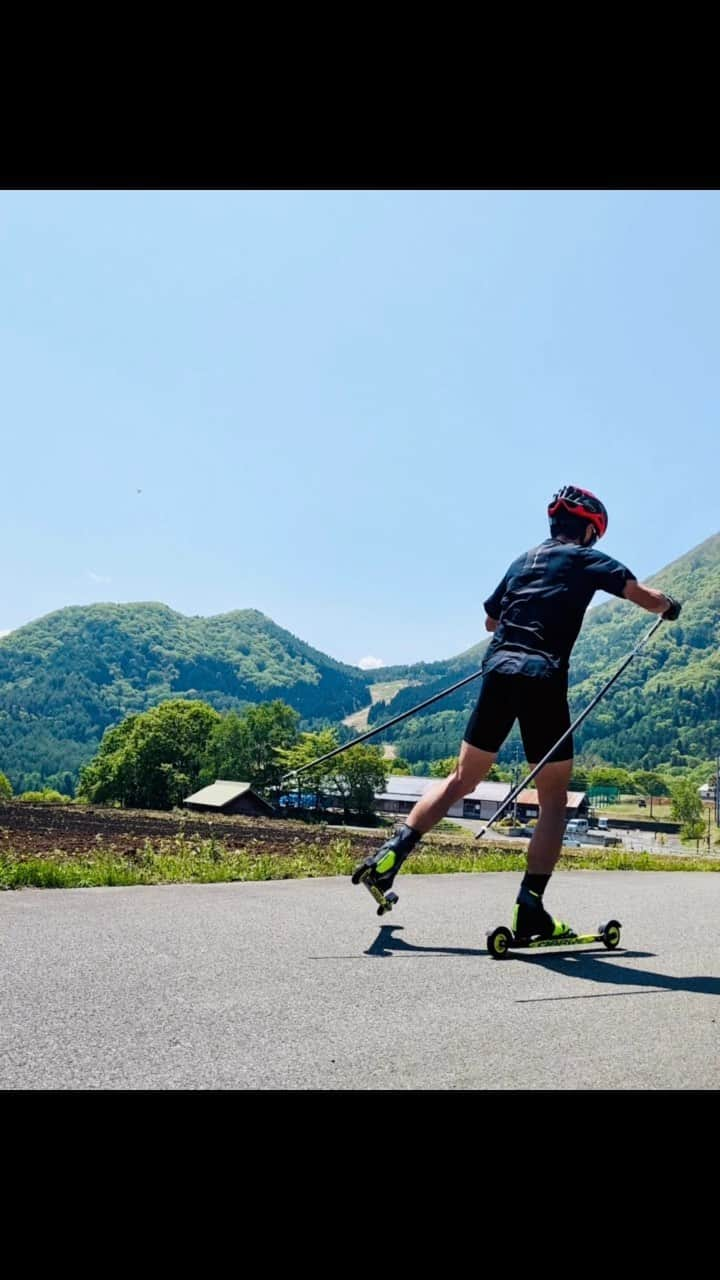 渡部善斗のインスタグラム：「普段は意外と撮れない練習風景🤳  トレイルランで表彰台に乗って🏃ジャンプ飛んで🦅おととい自転車のヒルクライムレース出て🚵‍♀️今日も早朝からローラー練習🛞 という、コンバインドし過ぎている先輩 @koyas03 とタイミング良く一緒になり撮っていただきました🎸 ありがとうございました！🙏📸  引き続き雷に警戒しながら練習に励みます🫡  #rollerski  #summer  #training  #nordiccombined  #ノルディックコンバインド  #夏が来た  #ローラースキー  #布袋寅泰  #雷  #トラウマ」