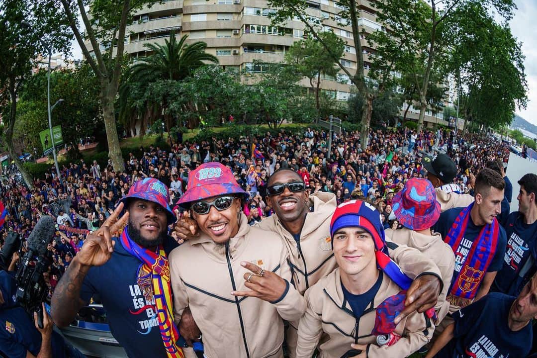 ウスマン・デンベレのインスタグラム：「𝐅𝐢𝐞𝐬𝐭𝐚 𝐛𝐥𝐚𝐮𝐠𝐫𝐚𝐧𝐚! 🔥🔵🔴 Doble celebración. Gracias a todos!  🏆😁🎂」
