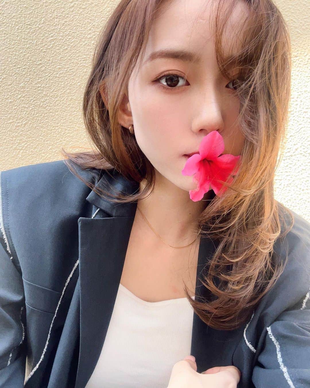 野島樺乃のインスタグラム：「🌺 . . . ハイビスカスにみせかけたツツジ . . .  #ノジマノシフク  @thelimely」