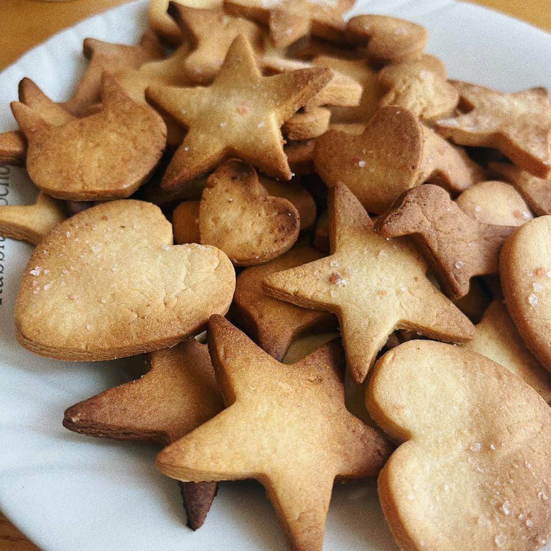 朝日奈丸佳のインスタグラム：「無性にクッキー焼きたくなった 白い粒は岩塩が乗ってるよ🧂  焼き目はしっかり派   #手作りクッキー」