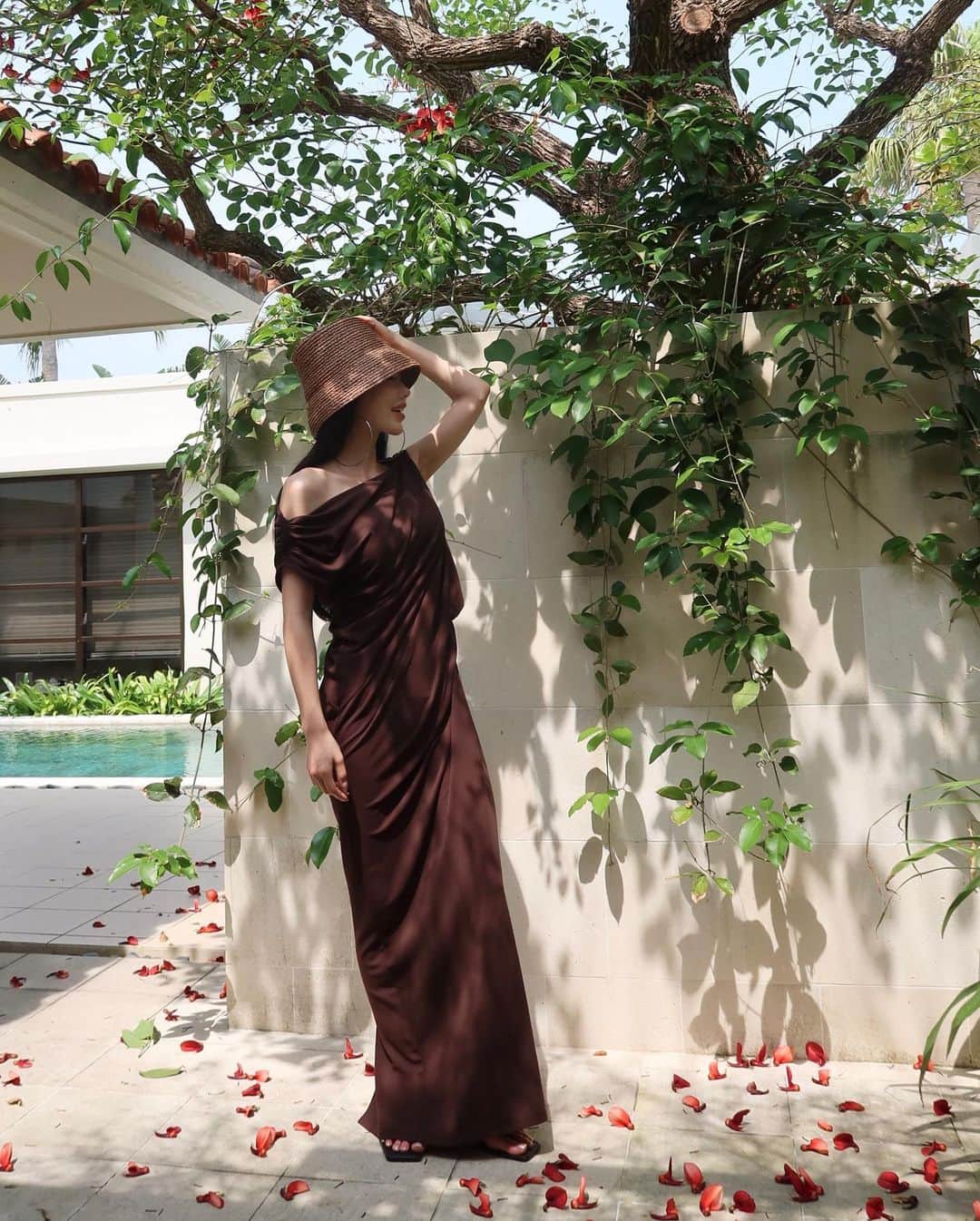 梯真奈美さんのインスタグラム写真 - (梯真奈美Instagram)「たっぷり入ったドレープの落ち感が女心をくすぐる一枚。  着心地は楽ちんでリラックスしていられるドレスなの♡  #JOSEMOON」5月16日 19時20分 - official_manami